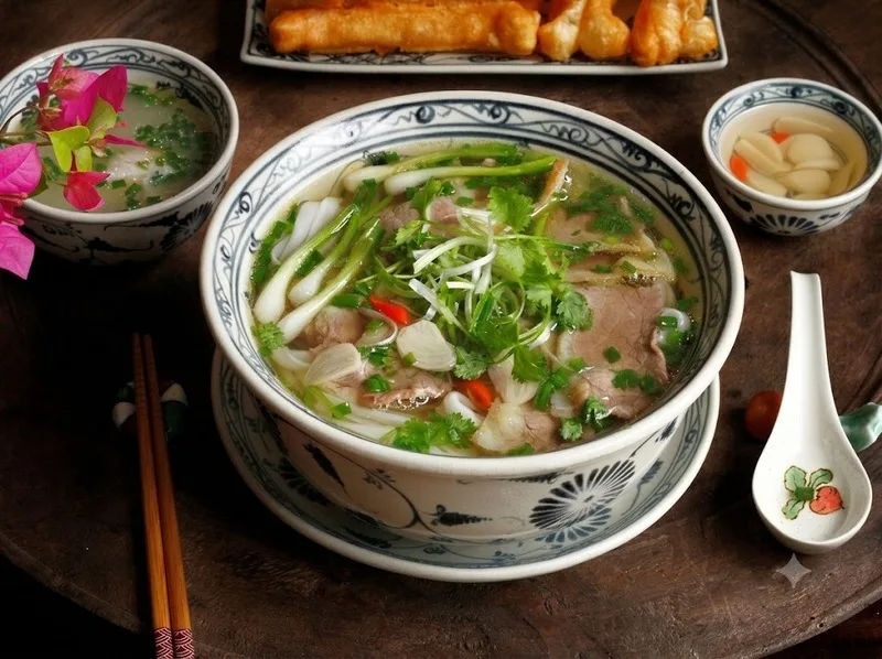 Bánh phở, thịt bò và nước dùng là những nguồn năng lượng chính.