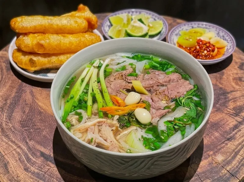 Chọn phở ít bánh, thịt nạc và nhiều rau giúp kiểm soát calo.