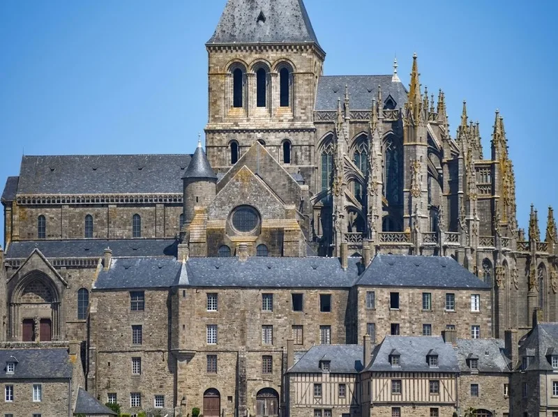 Tu viện Mont-Saint-Michel nổi bật với kiến trúc Gothic trên đảo đá