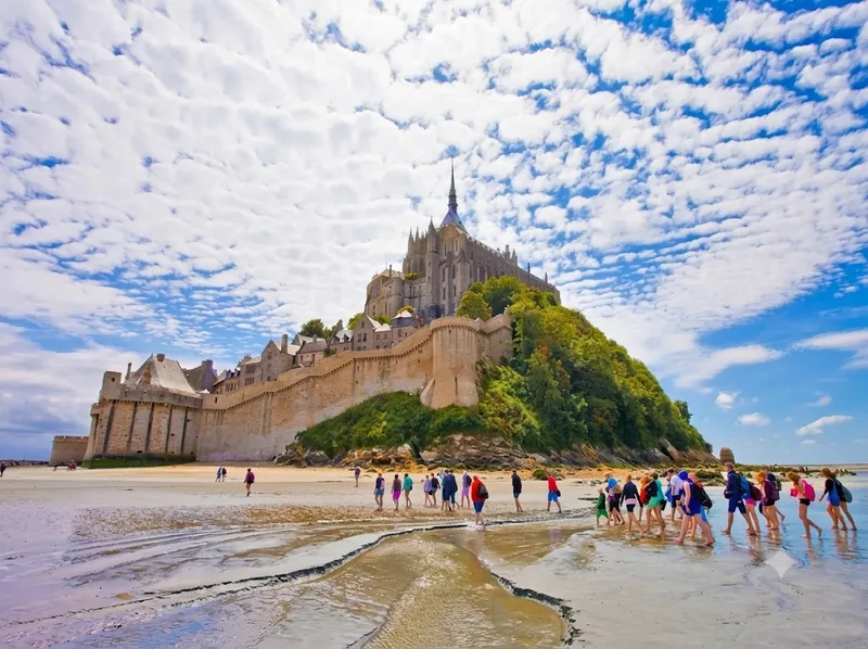 Thủy triều biến đổi tạo nên cảnh quan đặc biệt quanh Mont-Saint-Michel