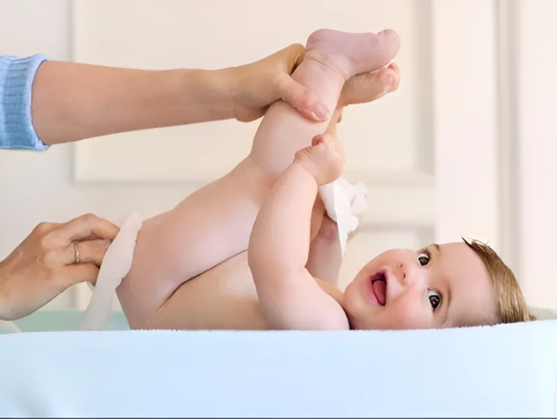 Virus tay chân miệng có thể lây qua tay nhiễm bẩn khi thay tã