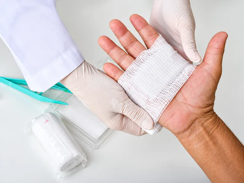 Làm sạch và băng vết thương đúng cách giúp hạn chế biến chứng